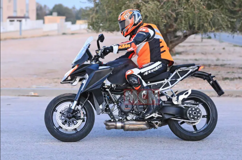 ภาพล่าสุด : KTM 1290 Super Duke GT ที่ดูเหมือนจะได้รับเฟรมและเครื่องยนต์จาก Super Duke R 2020