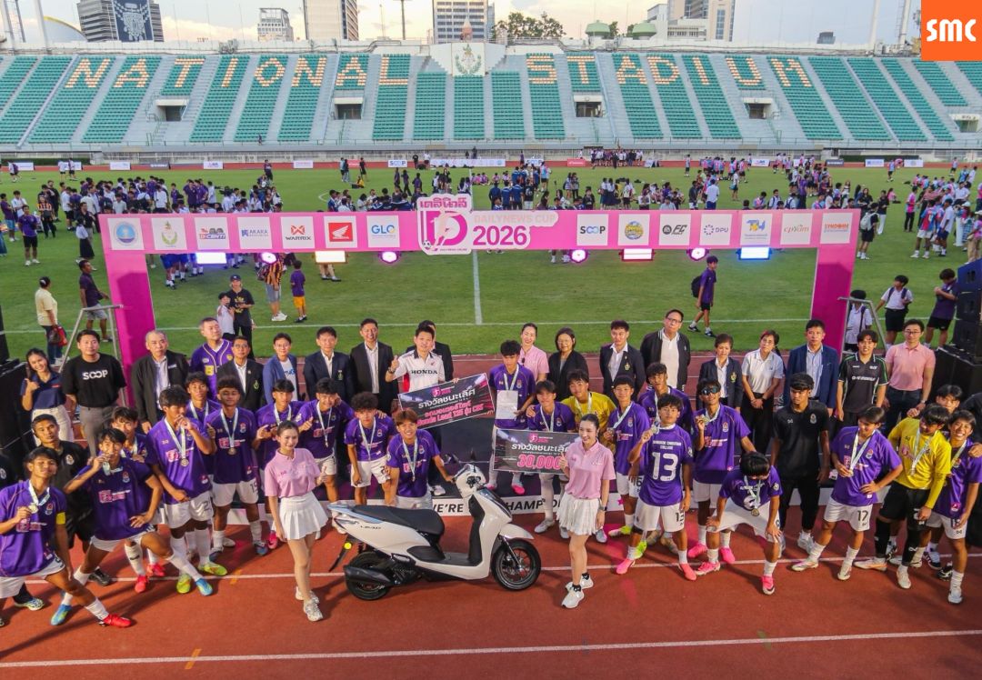 นักฟุตบอลกรุงเทพคริสเตียนวิทยาลัย คว้าแชมป์ เดลินิวส์ คัพ 2026 ถ่ายภาพร่วมกับผู้บริหารไทยฮอนด้า และรถจักรยานยนต์ New Honda Lead125
